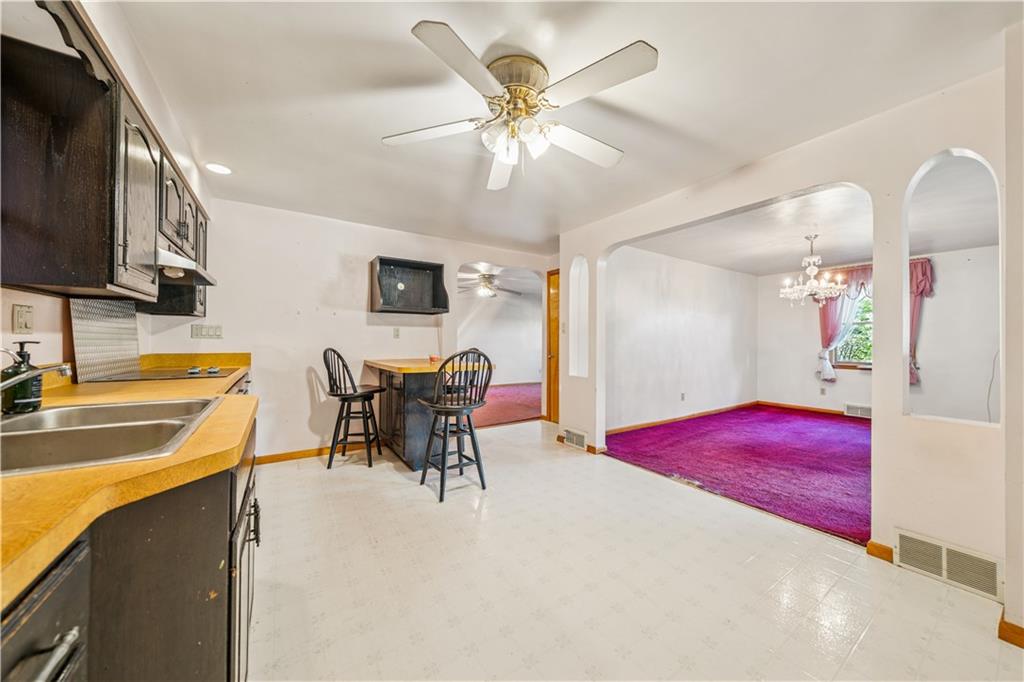 361 Maple Road Pittsburgh, PA 15239 - Photo 11 of 38 a workspace with furniture
