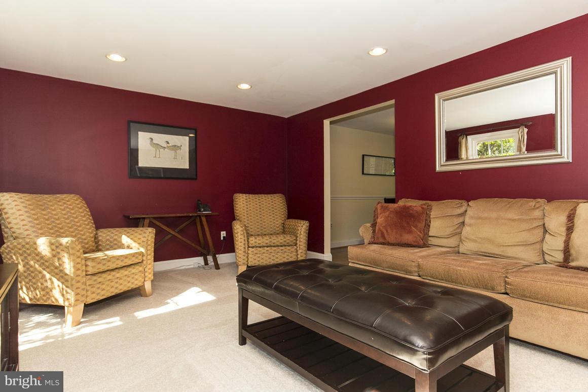 10882 Sandringham Road Cockeysville, MD 21030 - Photo 11 of 30 Living Room