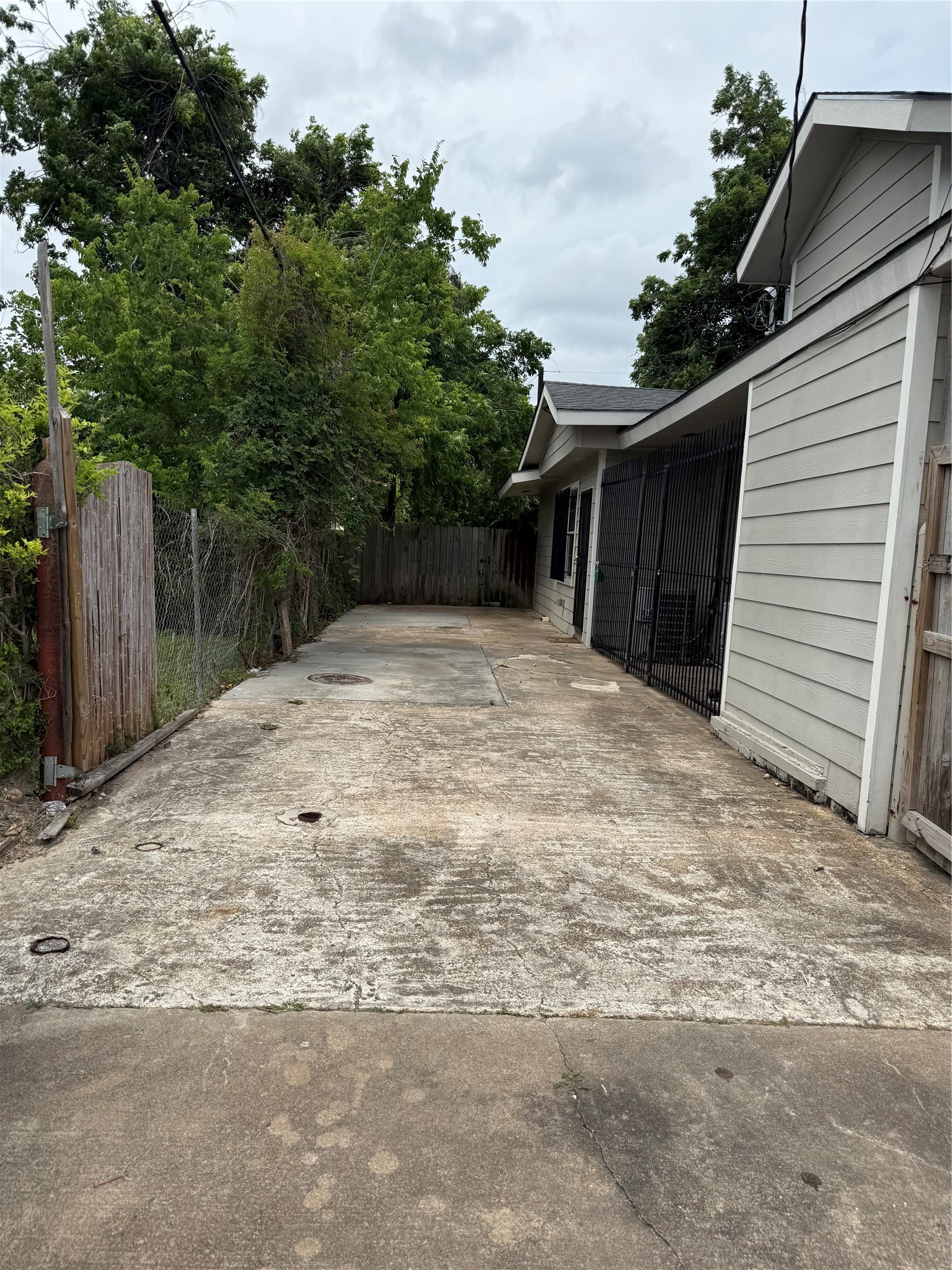 4707 Mallow Street, Unit B Houston, TX 77033 - Photo 15 of 16 a backyard of a house