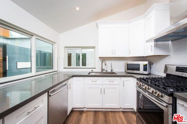 2341 Beach Avenue Venice, CA 90291 - Photo 15 of 17