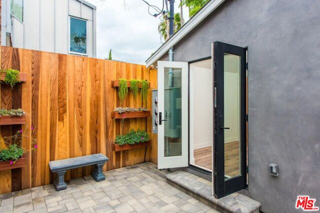 2341 Beach Avenue Venice, CA 90291 - Photo 10 of 17