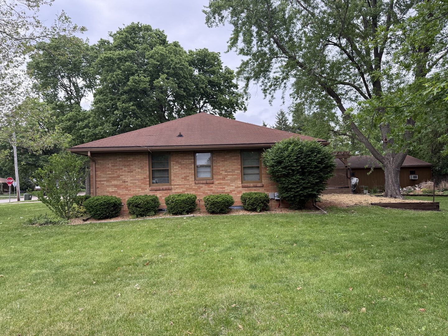 1048 Warren Street Henry, IL 61537 - Photo 6 of 26 a view of a house with a yard