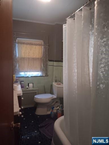 909 Maple Avenue Glen Rock, NJ 07452 - Photo 7 of 8 a bathroom with a toilet a sink and a shower