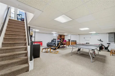 a view of a livingroom with furniture and a ceiling fan