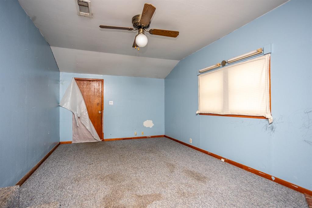 1414 Rice Avenue Gainesville, TX 76240 - Photo 4 of 21 an empty room with window