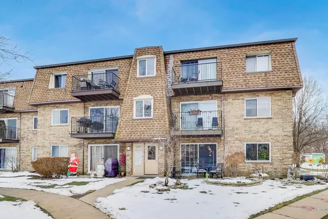 $230,000 | 9420 Bay Colony Drive, Unit 2E, Des Plaines, IL 60016