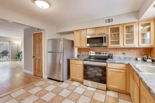 $230,000 | 9420 Bay Colony Drive, Unit 2E, Des Plaines, IL 60016