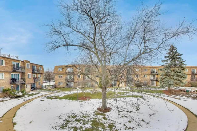 $230,000 | 9420 Bay Colony Drive, Unit 2E, Des Plaines, IL 60016
