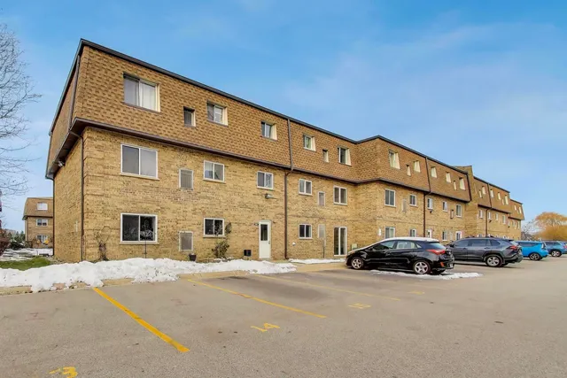 $230,000 | 9420 Bay Colony Drive, Unit 2E, Des Plaines, IL 60016