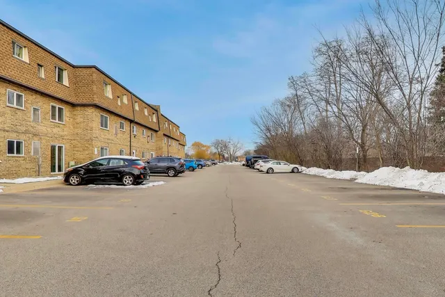 $230,000 | 9420 Bay Colony Drive, Unit 2E, Des Plaines, IL 60016