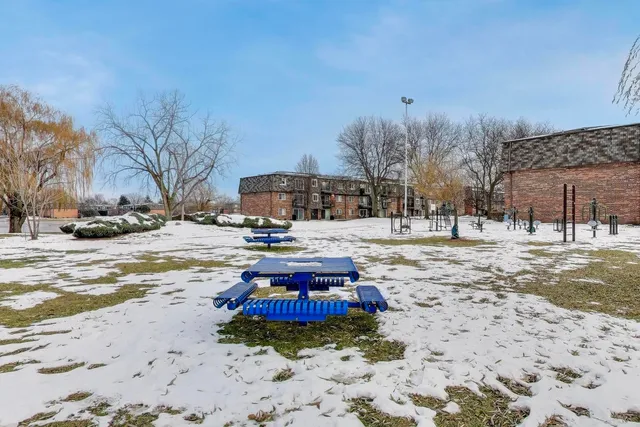 $230,000 | 9420 Bay Colony Drive, Unit 2E, Des Plaines, IL 60016