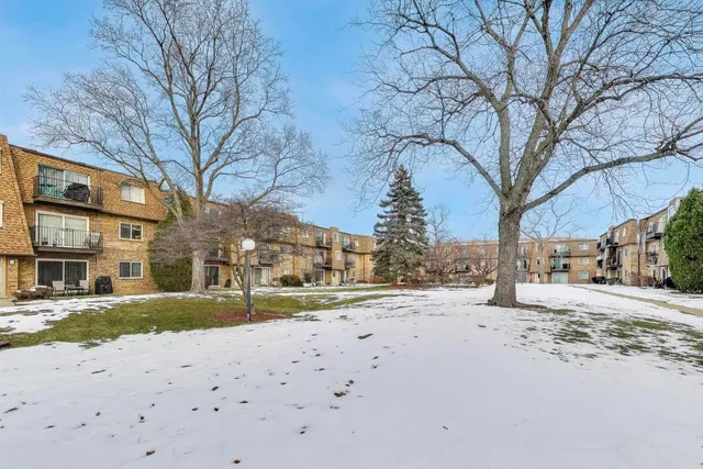 $230,000 | 9420 Bay Colony Drive, Unit 2E, Des Plaines, IL 60016