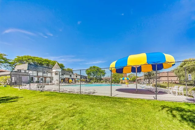 $230,000 | 9420 Bay Colony Drive, Unit 2E, Des Plaines, IL 60016