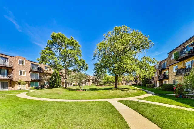 $230,000 | 9420 Bay Colony Drive, Unit 2E, Des Plaines, IL 60016