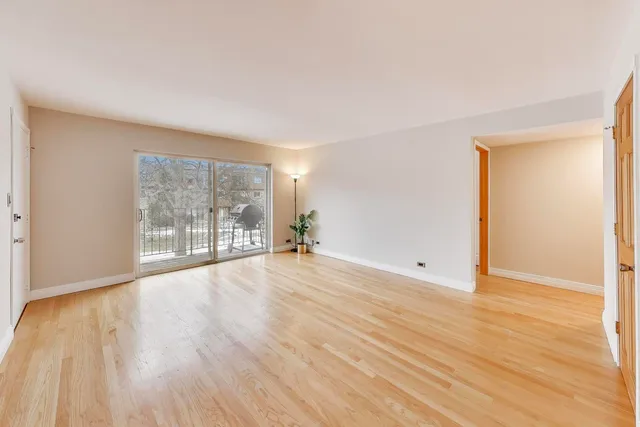 $230,000 | 9420 Bay Colony Drive, Unit 2E, Des Plaines, IL 60016