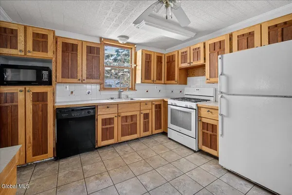 $1,895 | 204 Saratoga Avenue, Ballston Spa, NY 12020
