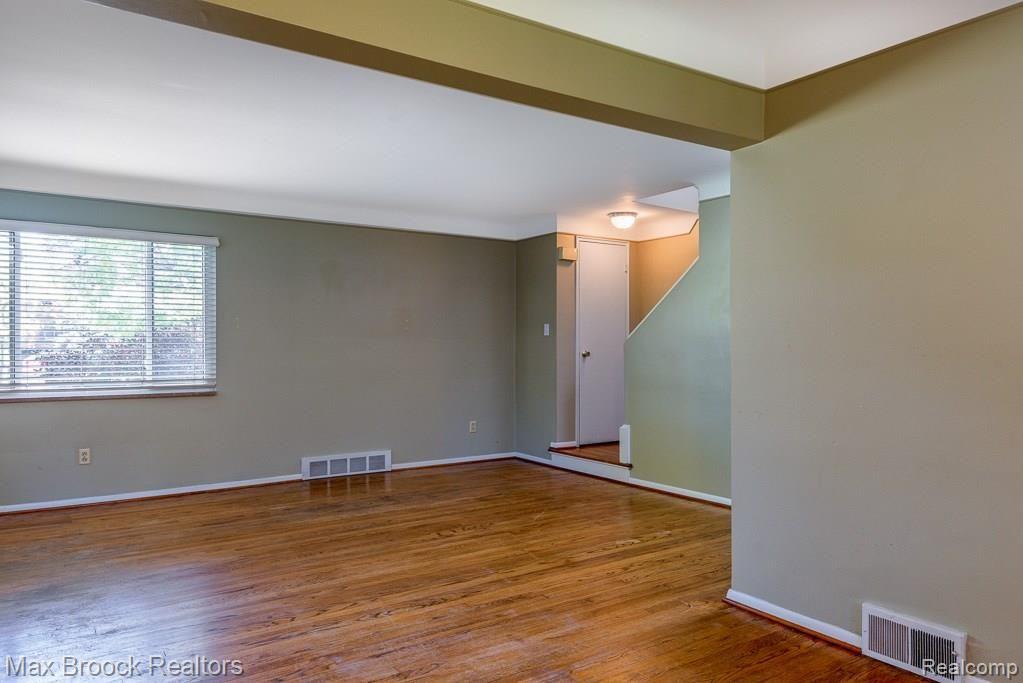 911 North Adams Road Birmingham, MI 48009 - Photo 4 of 15 Living Room