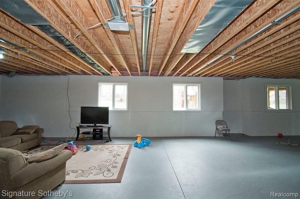 950 Southdown Road Bloomfield Hills, MI 48304 - Photo 20 of 26 Basement w/ 5Daylight Windows