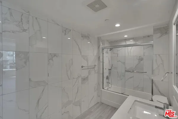 $4,495 | 14419 Riverside Drive, Unit 204, Sherman Oaks, CA 91423