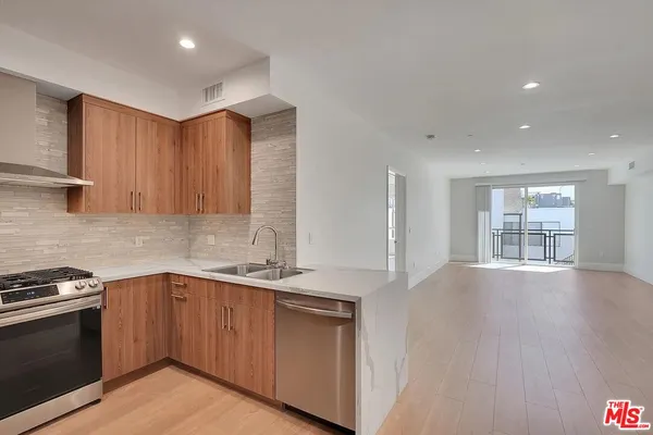 $4,495 | 14419 Riverside Drive, Unit 204, Sherman Oaks, CA 91423