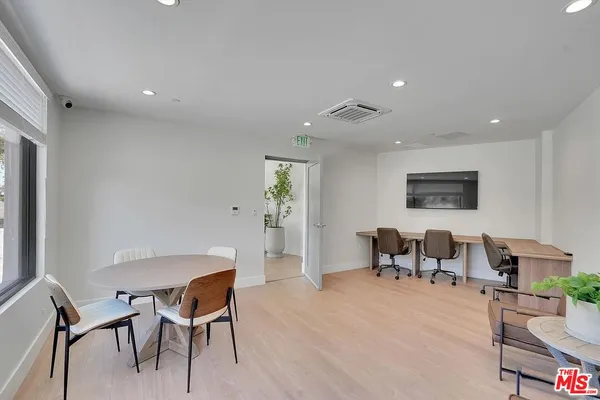 $4,495 | 14419 Riverside Drive, Unit 204, Sherman Oaks, CA 91423