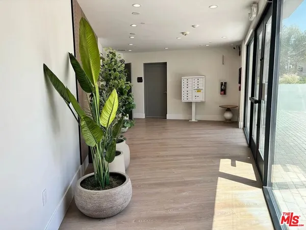$4,495 | 14419 Riverside Drive, Unit 204, Sherman Oaks, CA 91423