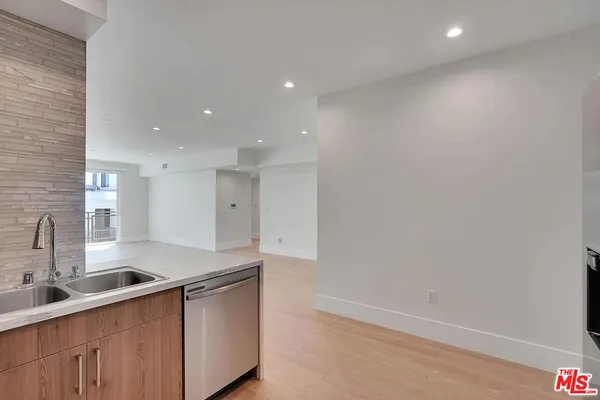 $4,495 | 14419 Riverside Drive, Unit 204, Sherman Oaks, CA 91423