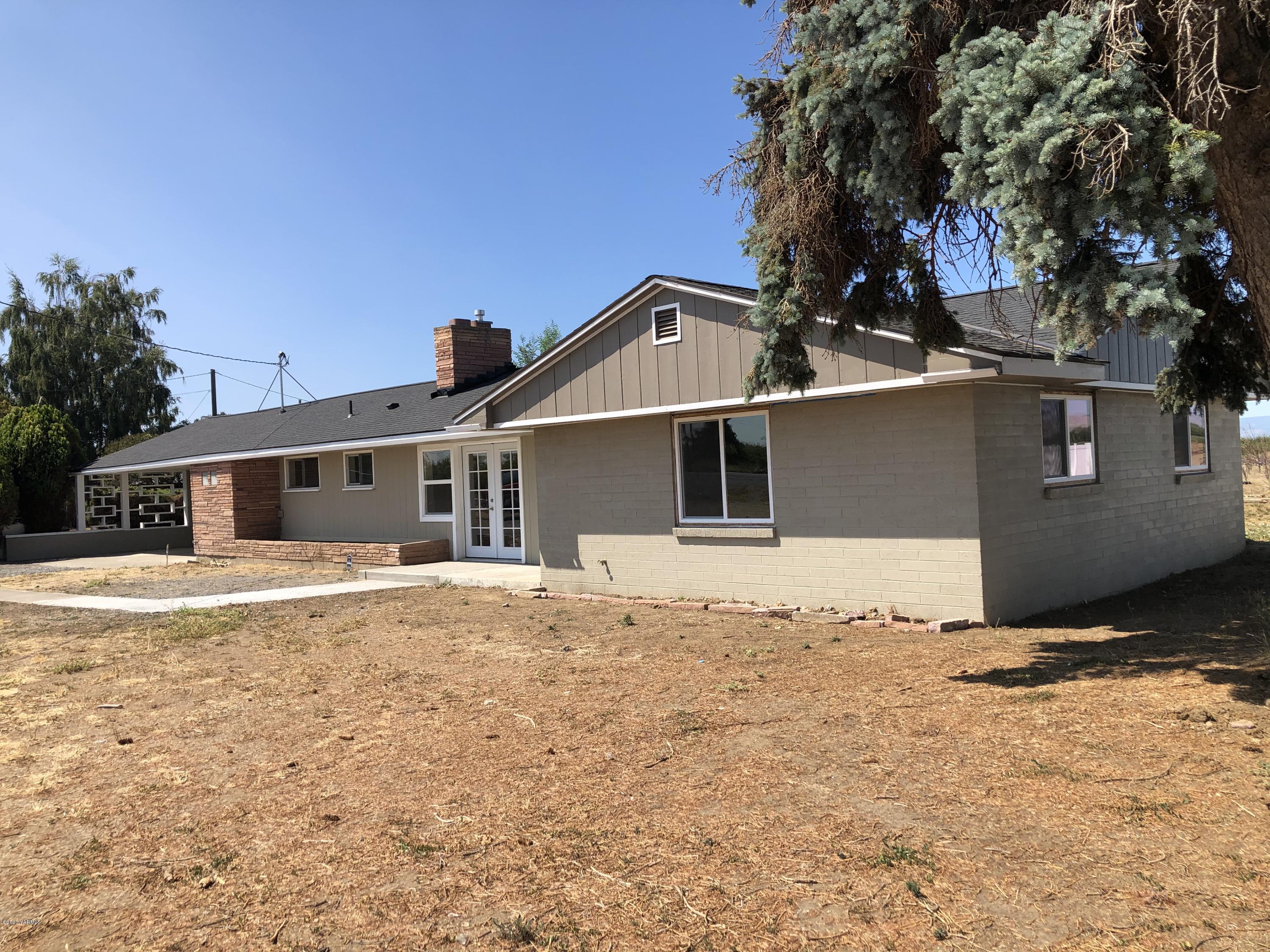 4950 Lateral A Road Wapato, WA 98951 - Photo 2 of 31 a front view of a house with a yard