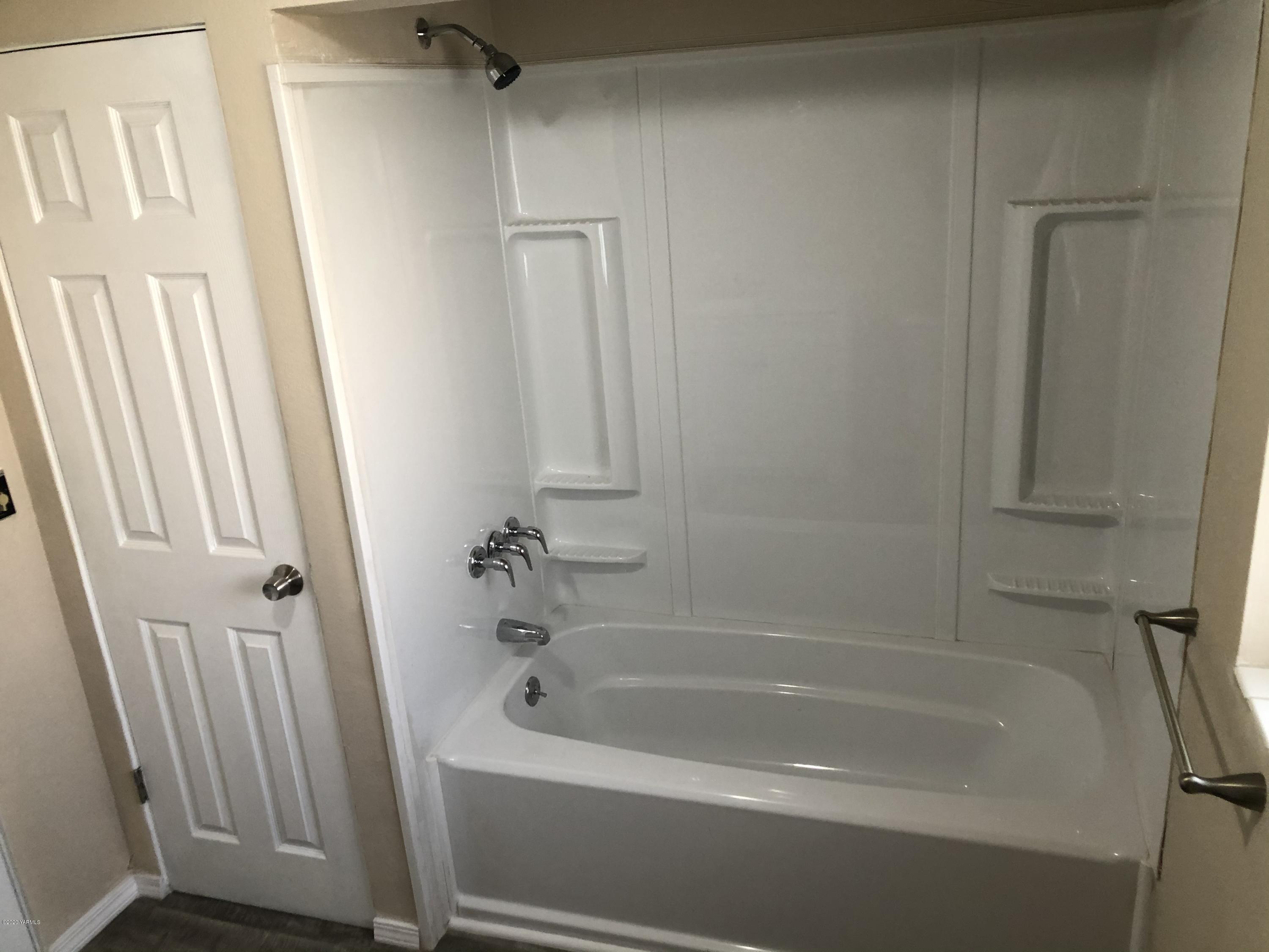 4950 Lateral A Road Wapato, WA 98951 - Photo 22 of 31 a bathroom with a bathtub