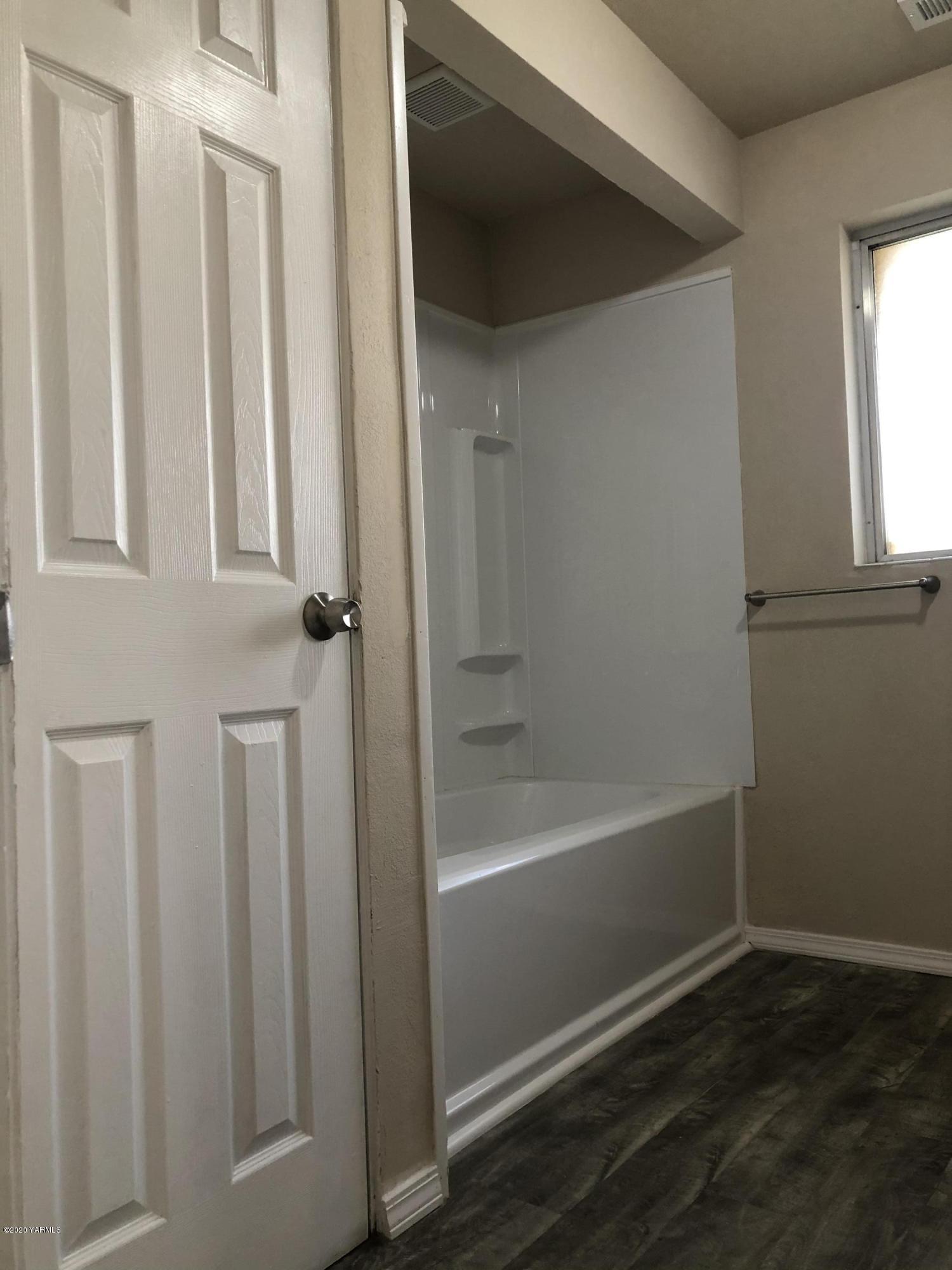 4950 Lateral A Road Wapato, WA 98951 - Photo 23 of 31 a bathroom with bathtub and window