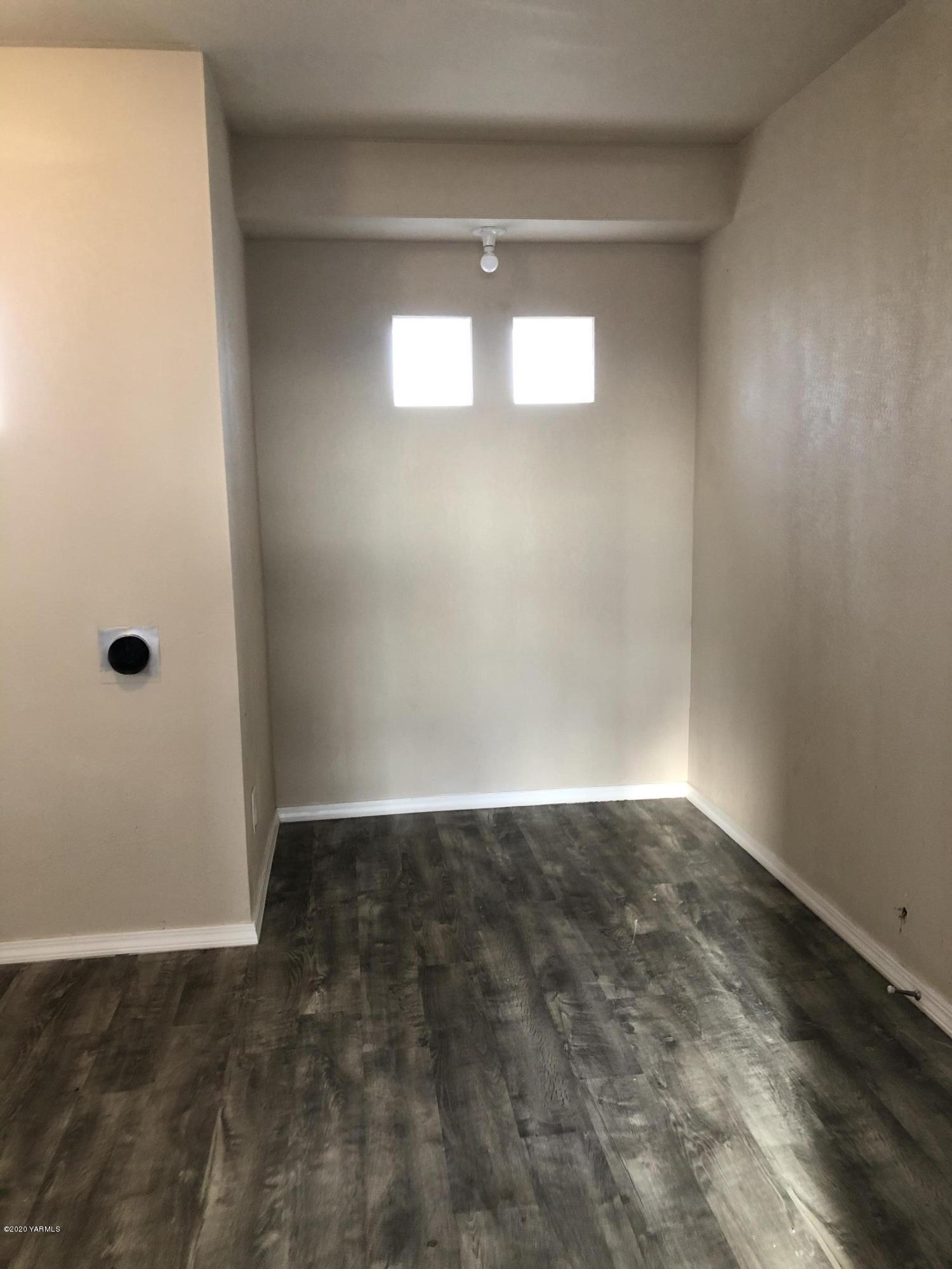 4950 Lateral A Road Wapato, WA 98951 - Photo 27 of 31 an empty room with window