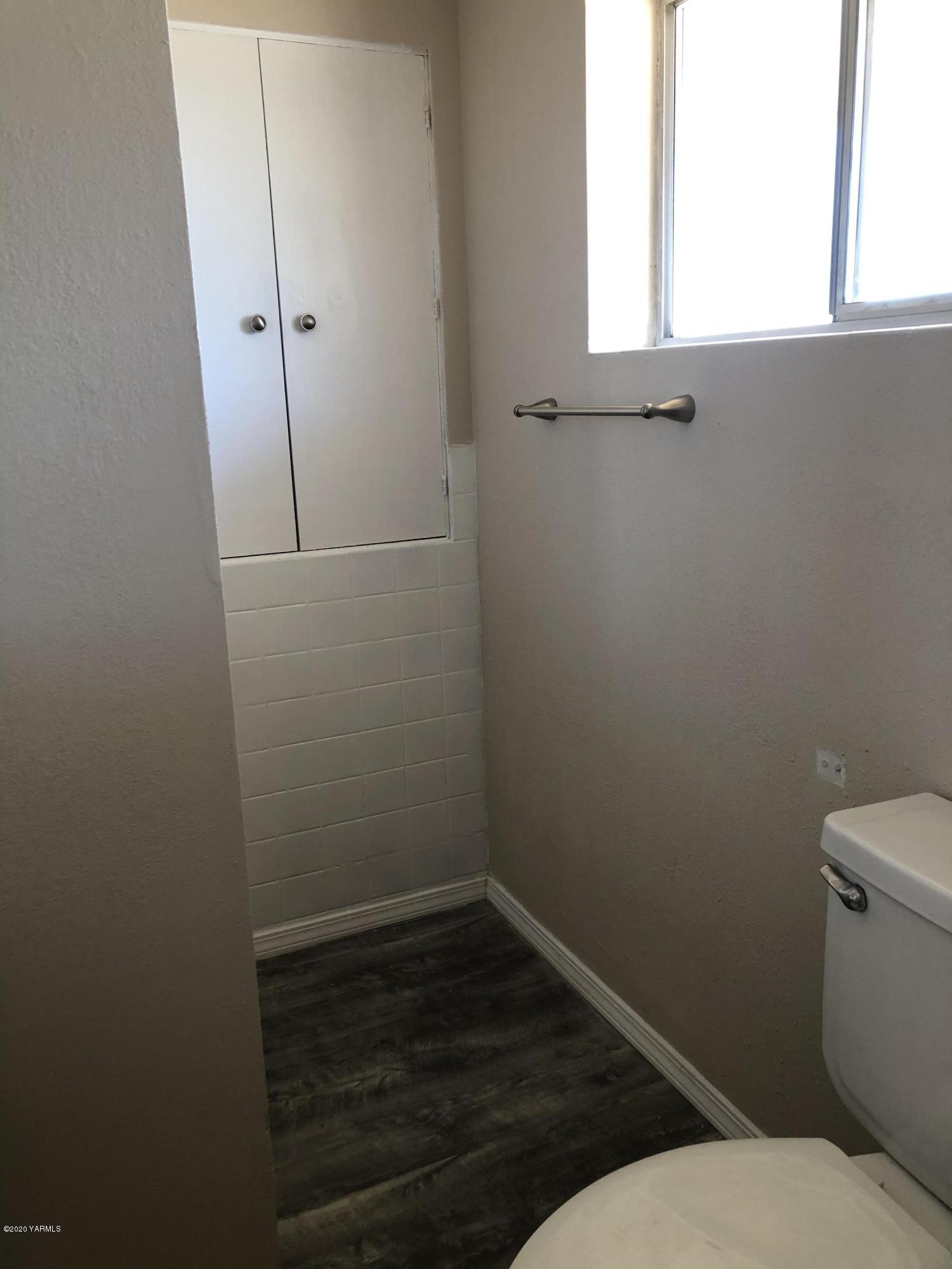 4950 Lateral A Road Wapato, WA 98951 - Photo 30 of 31 a bathroom with a toilet