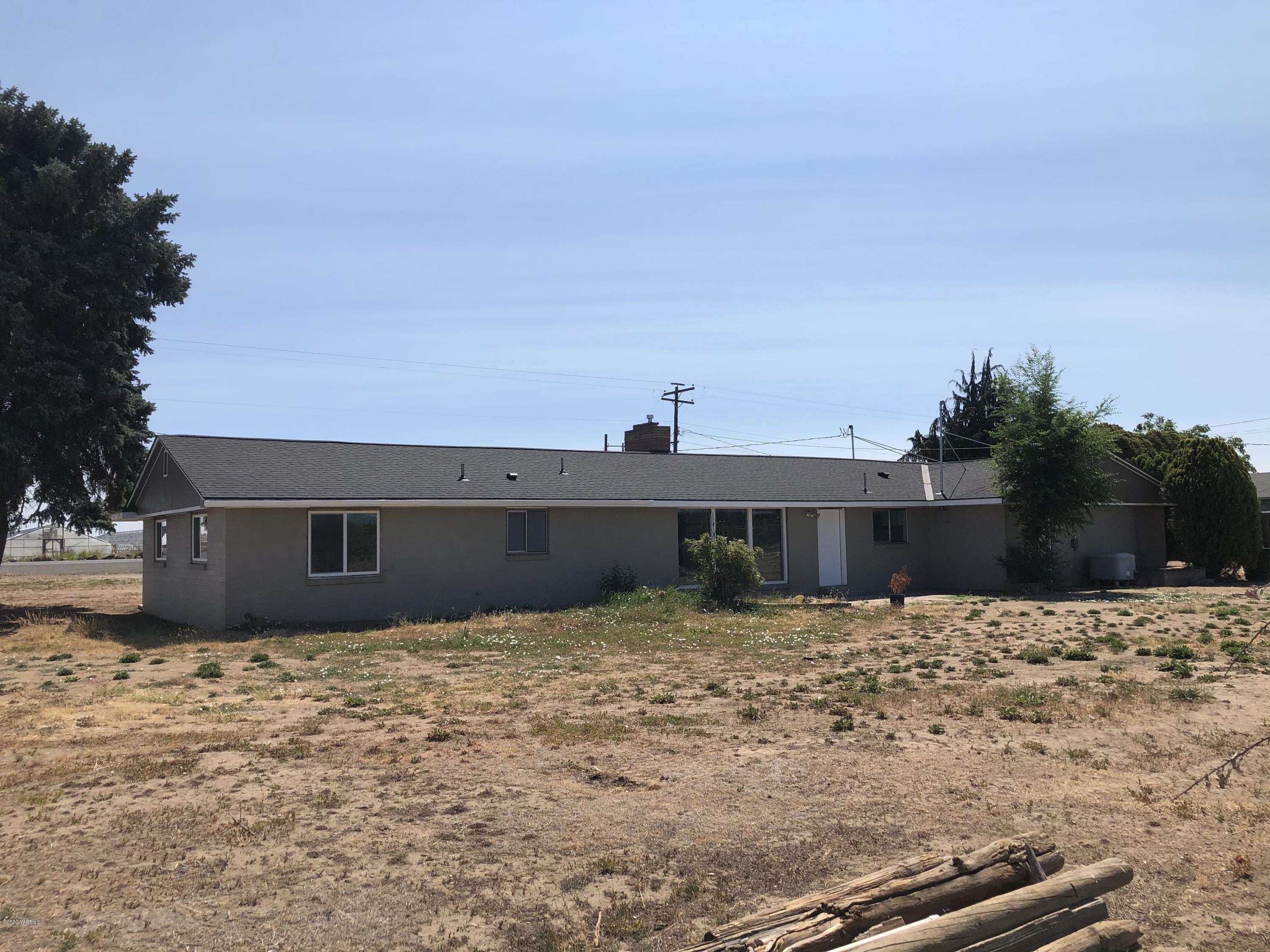 4950 Lateral A Road Wapato, WA 98951 - Photo 5 of 31 a view of a backyard