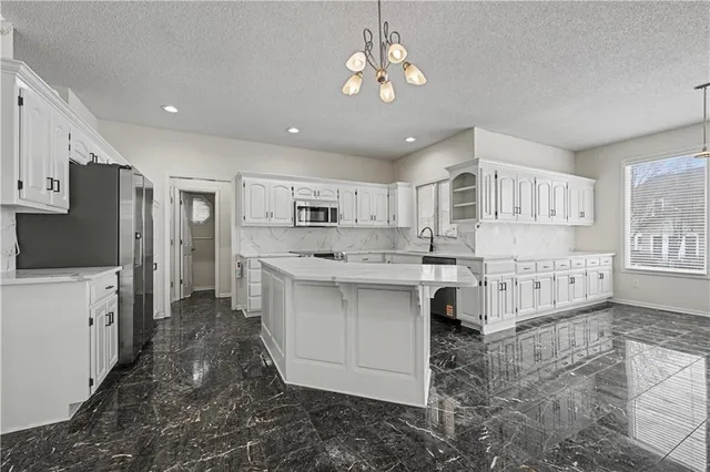 $575,000 | 19618 West 99th Street, Lenexa, KS 66220