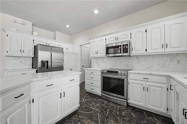 $575,000 | 19618 West 99th Street, Lenexa, KS 66220