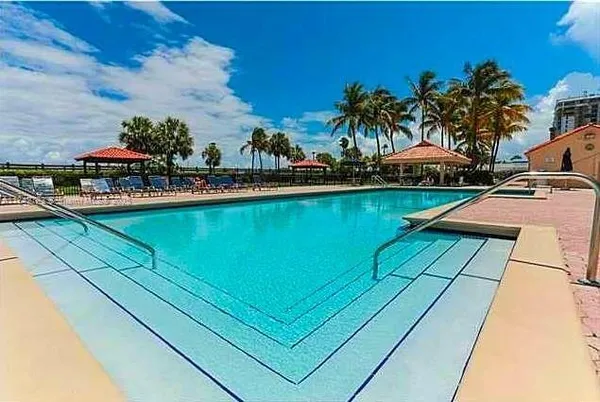 $4,500 | 2555 Collins Avenue, Unit PH214, Miami Beach, FL 33140
