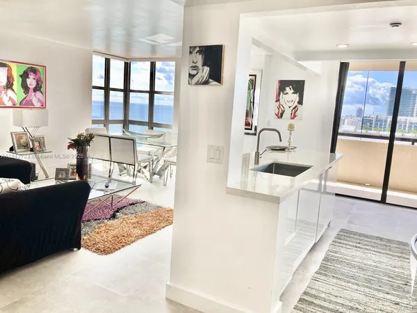 $4,500 | 2555 Collins Avenue, Unit PH214, Miami Beach, FL 33140