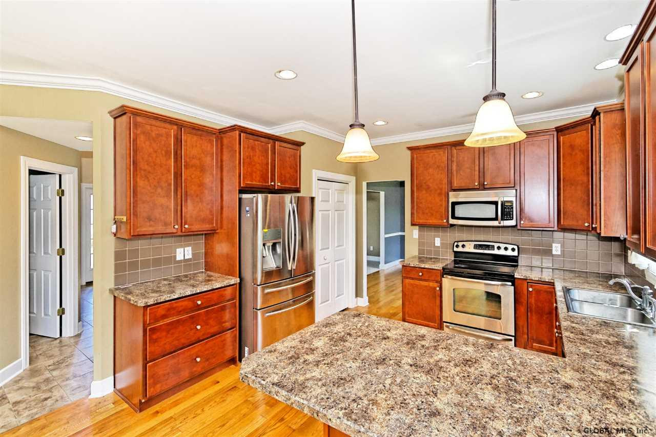 6 Robin Hill Road Halfmoon, NY 12118 - Photo 18 of 44 Photo 18