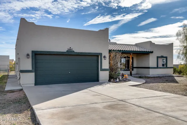 a view of a car garage of the house