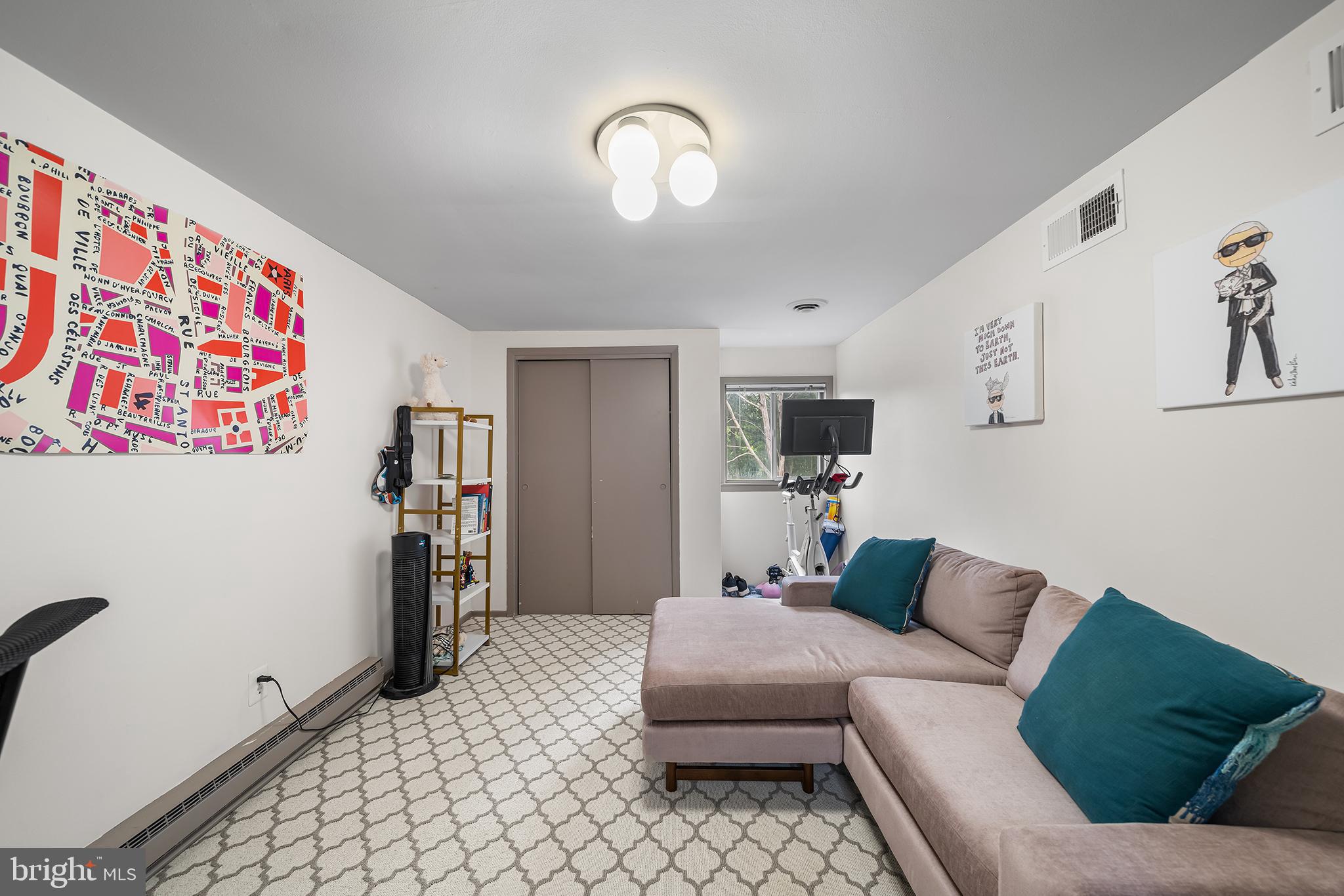 190 Pine Tree Road King of Prussia, PA 19406 - Photo 22 of 37 a living room with furniture and a rug