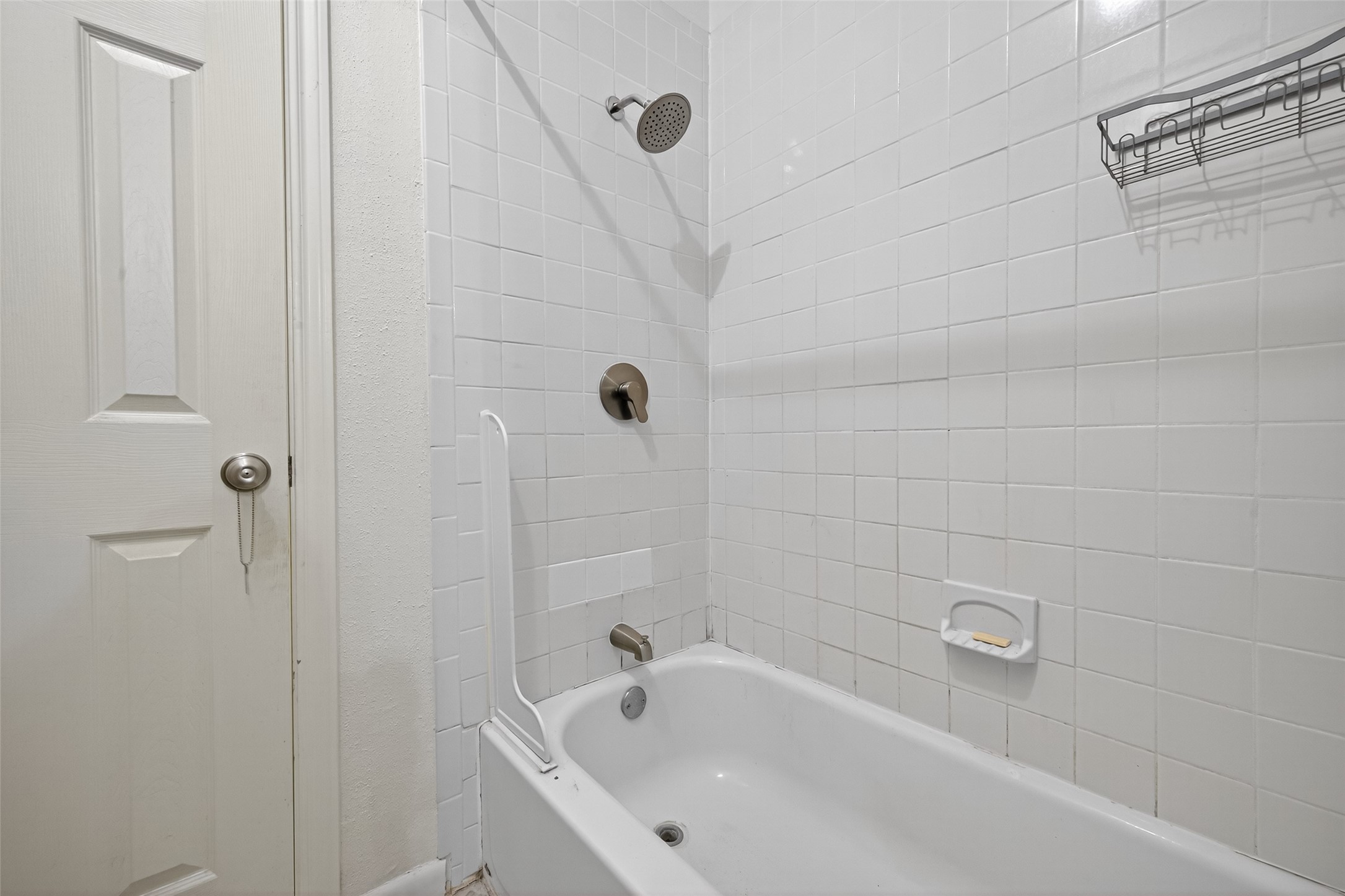 4041 Drake Street, Unit 203 Houston, TX 77005 - Photo 17 of 26 a bathroom with a tub