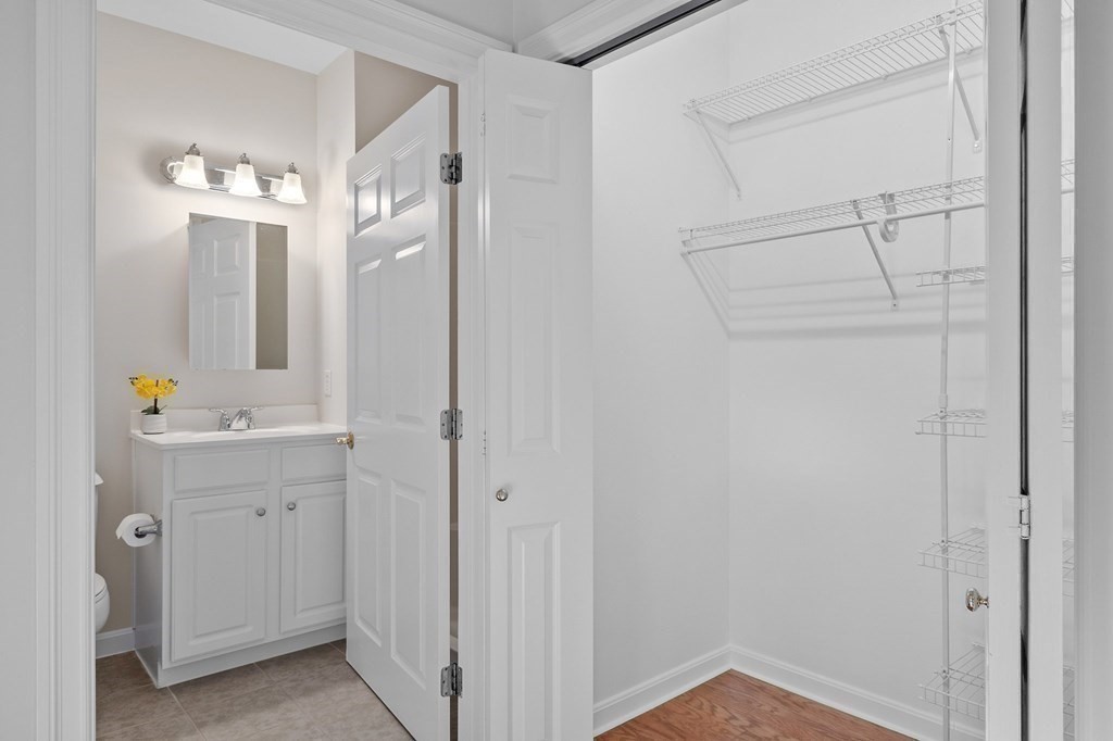 190 Chickering Road, Unit 208D North Andover, MA 01845 - Photo 26 of 42 a bathroom with a bathtub and a sink