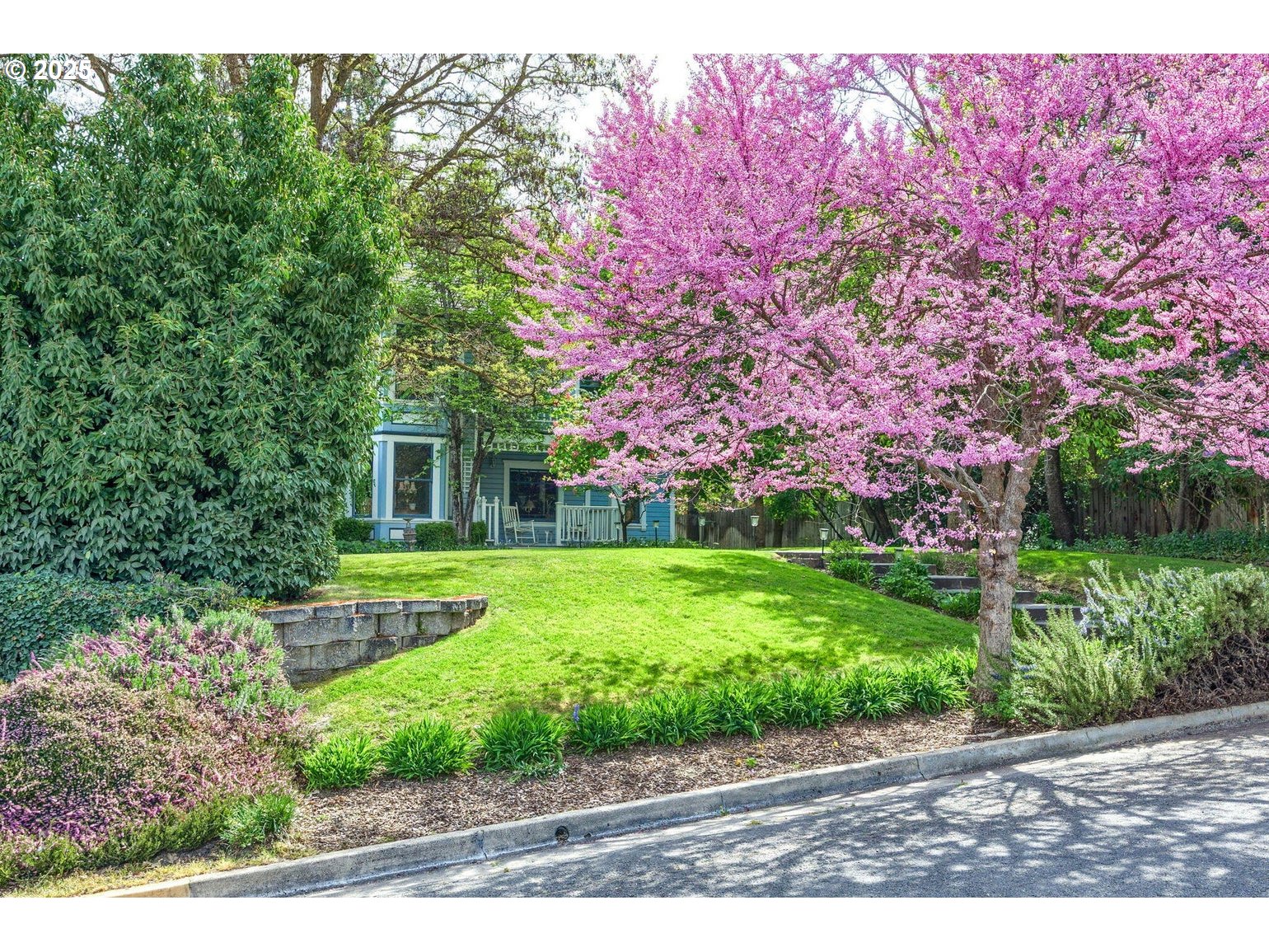 496 Beach Street Ashland, OR 97520 - Photo 2 of 45 a front view of a house with garden