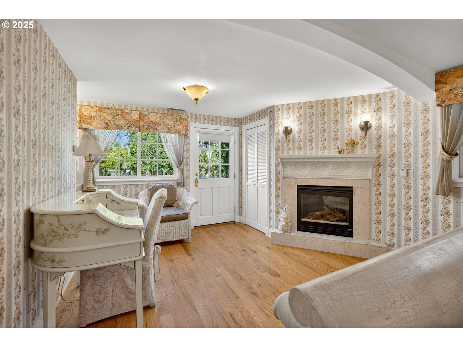 496 Beach Street Ashland, OR 97520 - Photo 25 of 45 a living room with furniture and a fireplace