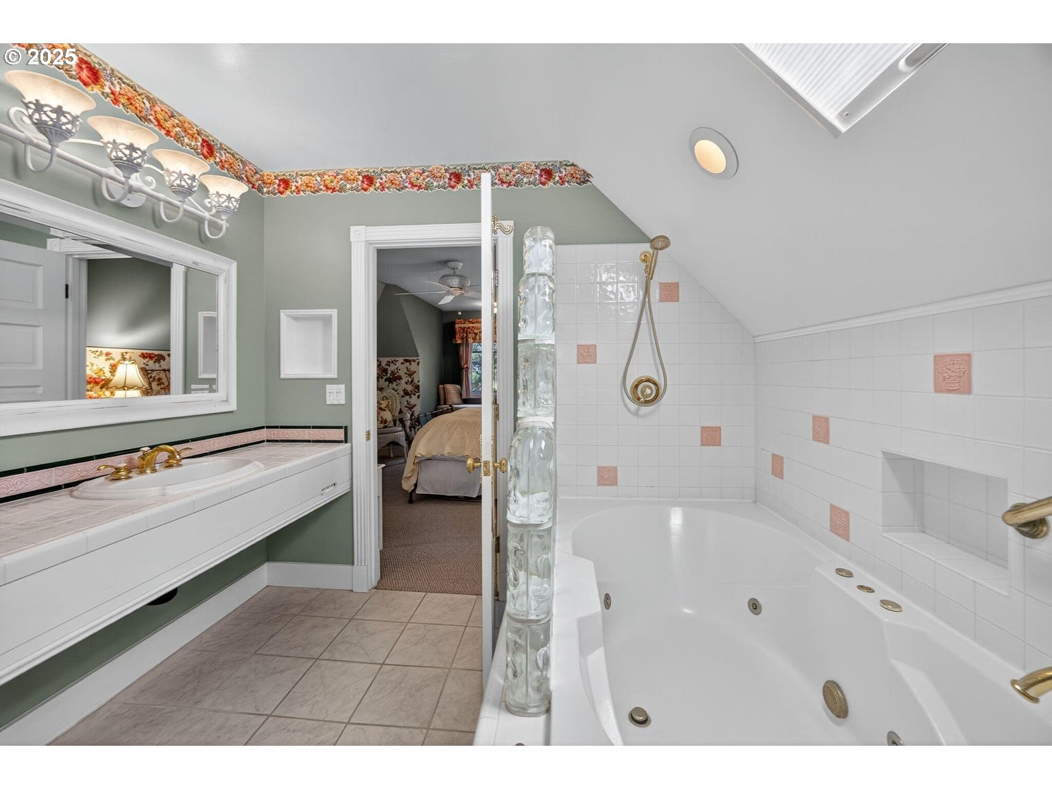 496 Beach Street Ashland, OR 97520 - Photo 41 of 45 a bathroom with a tub a sink and mirror