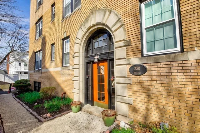 $2,200 | 230 Massachusetts Avenue, Unit 2, Arlington, MA 02474