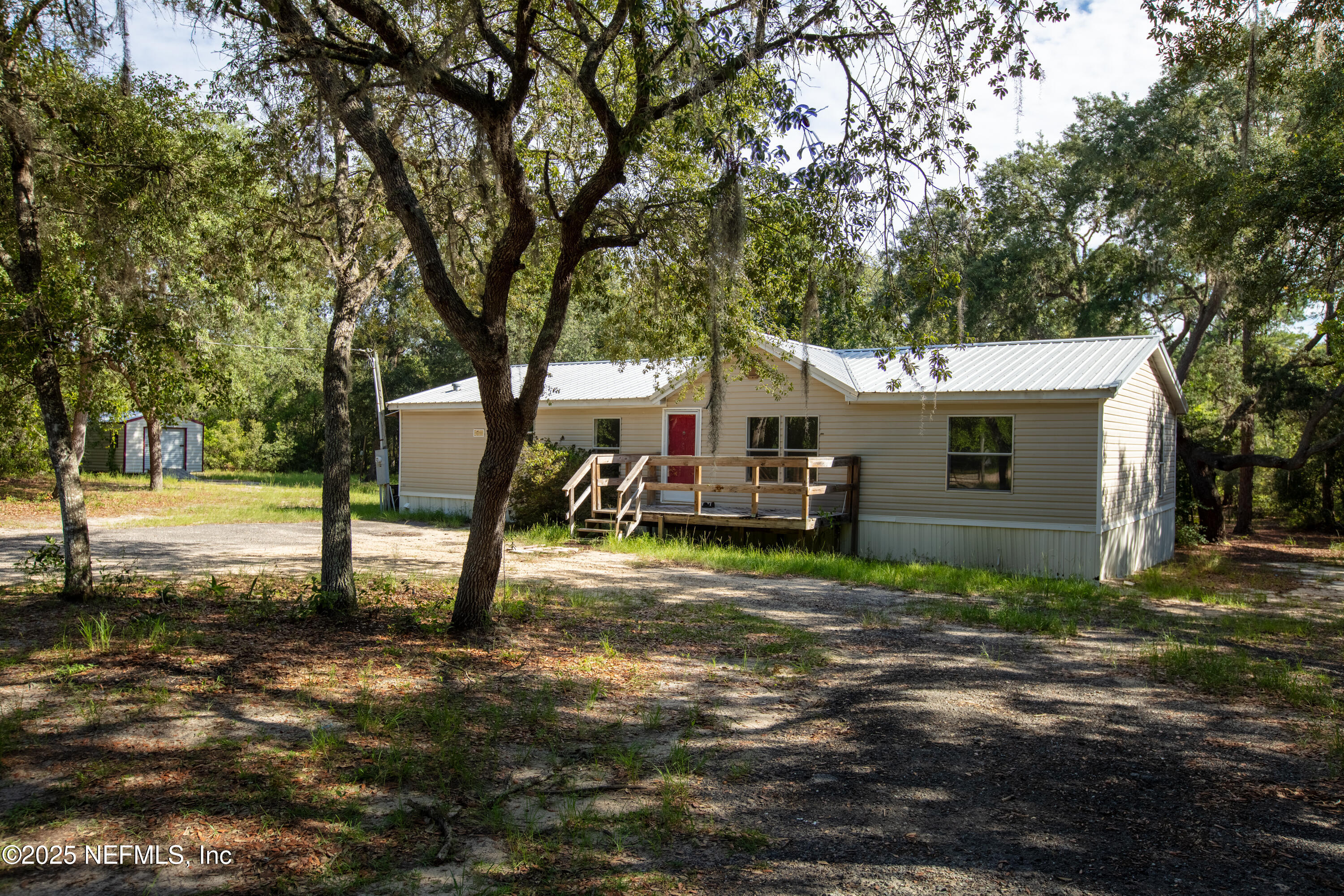 a view of a house with backyard