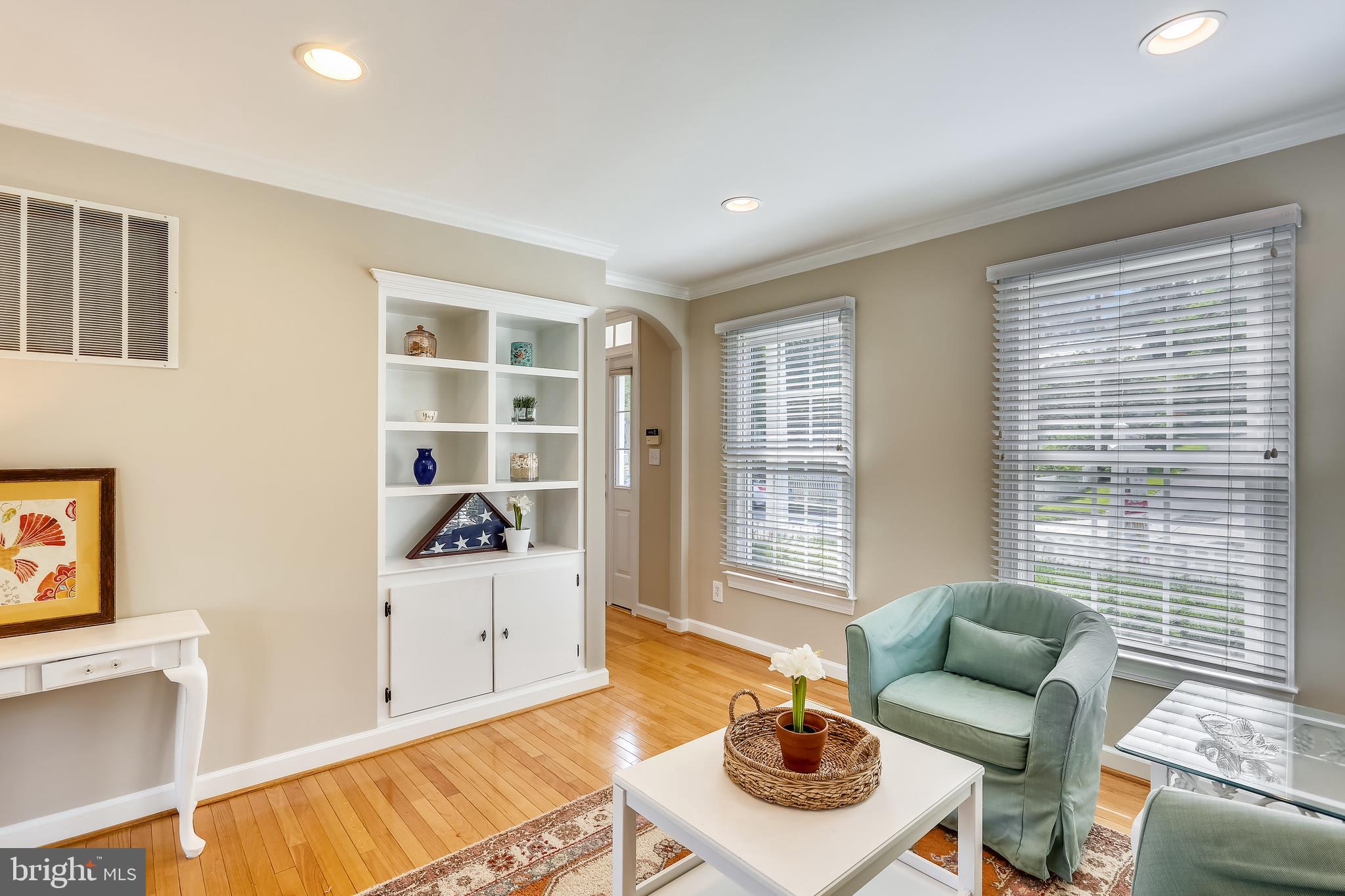 123 Little Quarry Road Gaithersburg, MD 20878 - Photo 15 of 64 Large living room w/built-ins