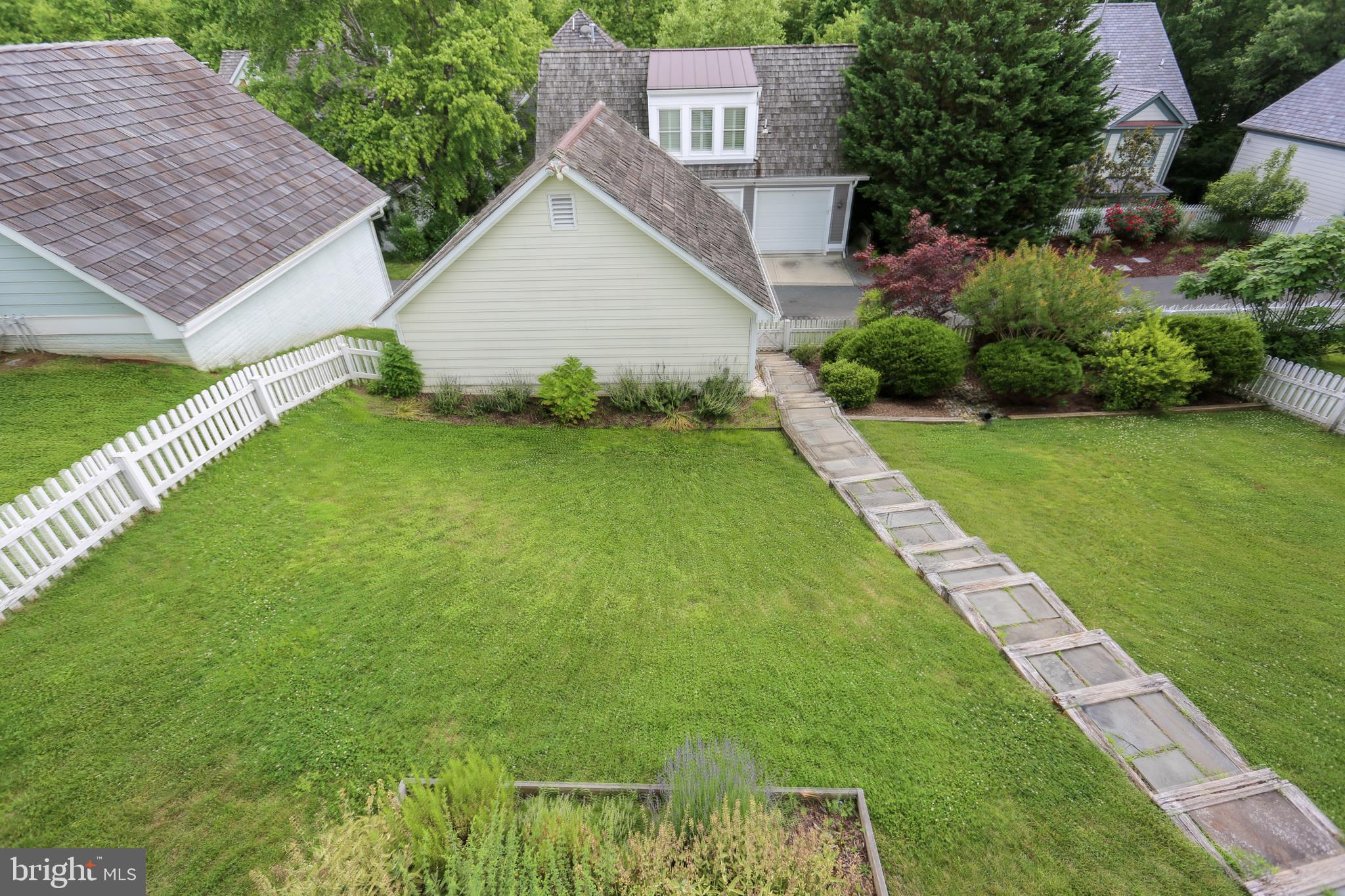 123 Little Quarry Road Gaithersburg, MD 20878 - Photo 46 of 64 Large, grassy lawn