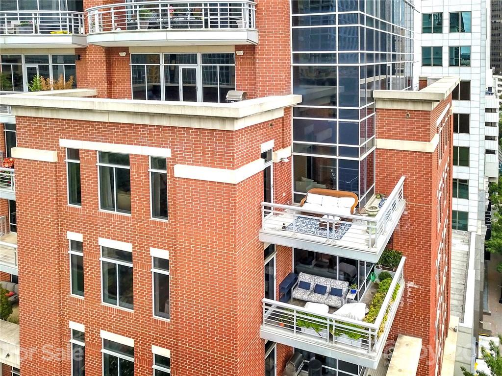 435 South Tryon Street, Unit 706 Charlotte, NC 28202 - Photo 4 of 40 a balcony with a table and chairs